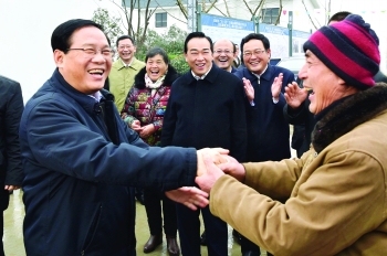 2月3日，春节后上班第一天，省委书记李强来我市基层走访调研，看望盐城“6.23”特大龙卷风冰雹灾害受灾群众。.jpg