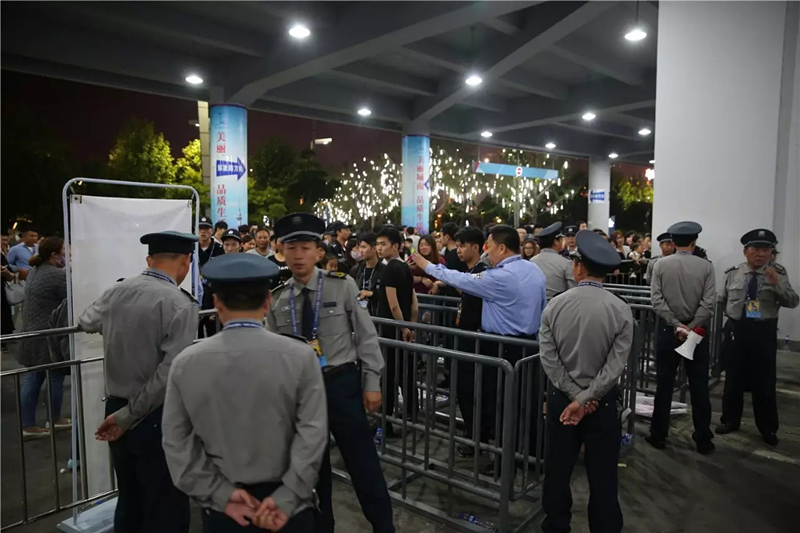 图为保安队员们快速反应，处置突发事件。.png