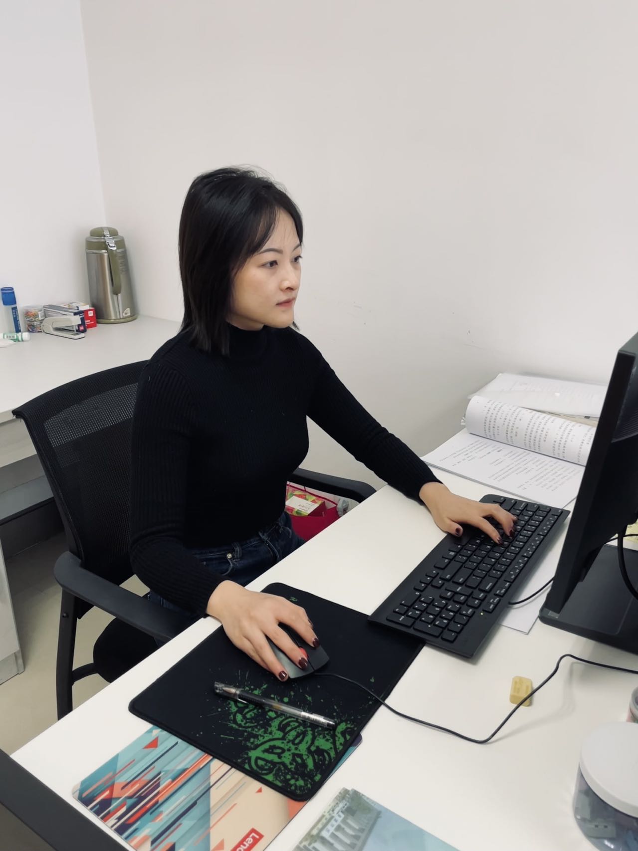 工作中的杨杰.jpg